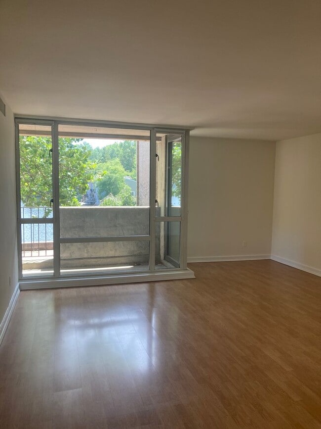 Building Photo - Impeccable 2 Bed 2 Bath Condo With Breatht...