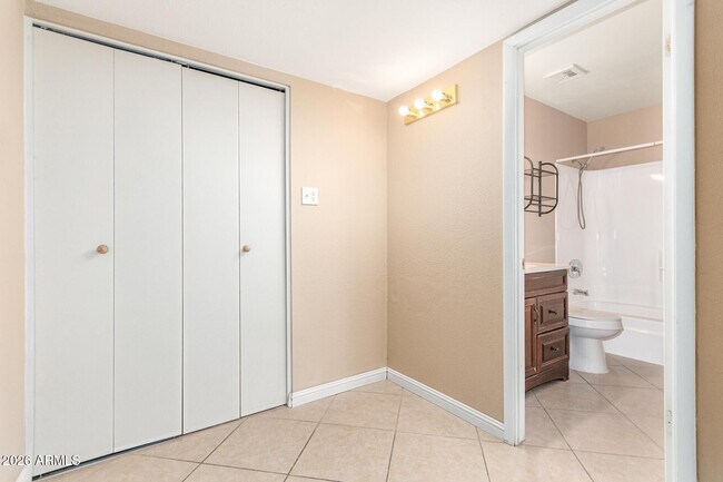 Building Photo - 1049 E Carter Dr