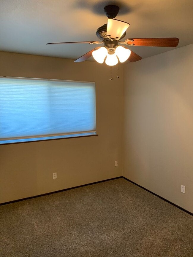 Building Photo - 3 Bedroom 2 Bath Home