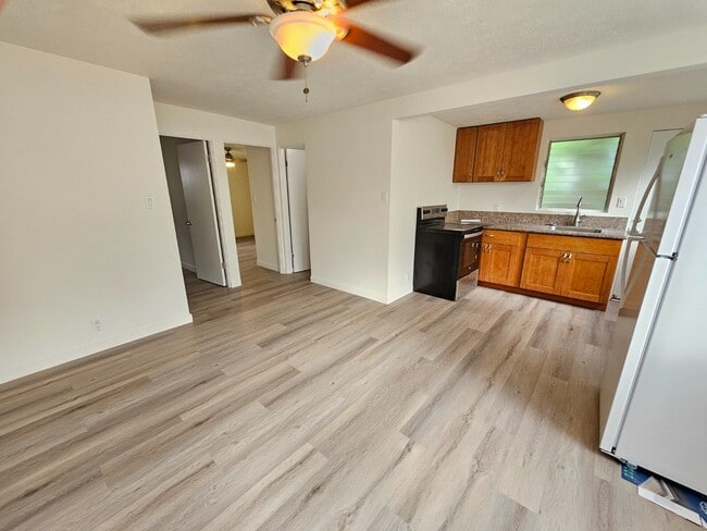 Building Photo - 2 bedroom, 1 bathroom with one driveway pa...