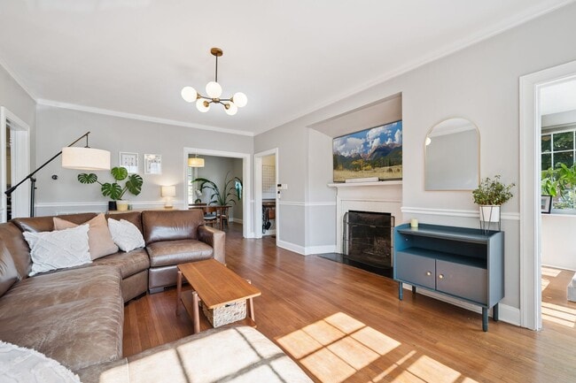 Building Photo - 3bd/2ba Two-Story Home in Durham Only 1 Mile from Downtown!