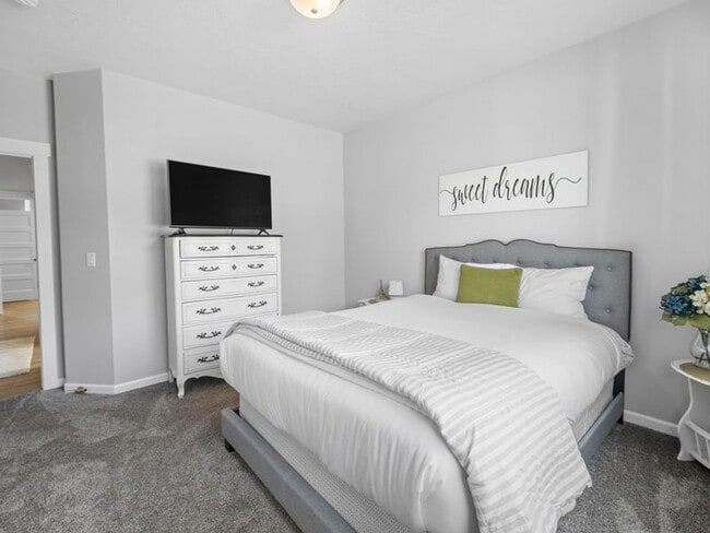 Building Photo - Fully Furnished Luxury 3-Bed, 2-Bath Home ...