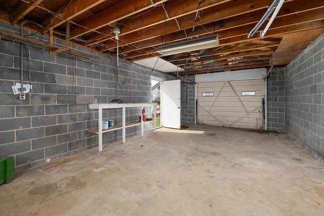 Building Photo - 1465 Highpoint Ave