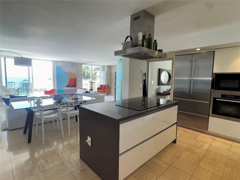 Building Photo - 2457 Collins Ave