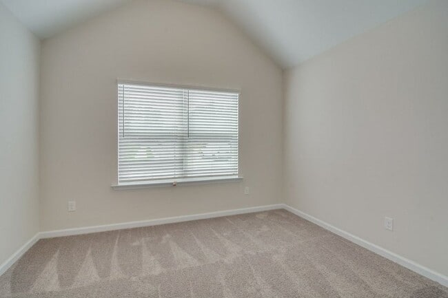 Building Photo - 493 Amesbury Dr