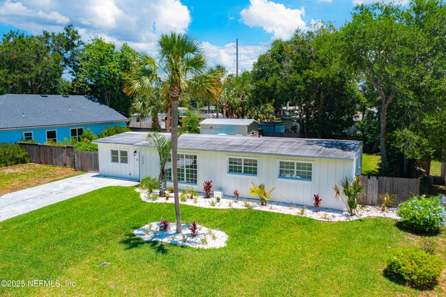 Building Photo - 1717 Sunset Dr