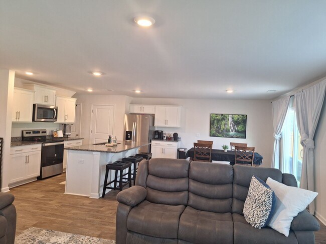 Building Photo - Lovely Four Bedroom Home  Approximately 5 Minutes Away from Gate Ft Jackson and 30 Minutes from S...
