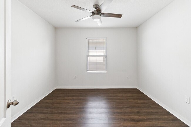 Building Photo - PENDING APPLICATION- MOVE IN SPECIAL-4/2 Energy Efficient Home in St. Cloud w/ Fenced Back Yard