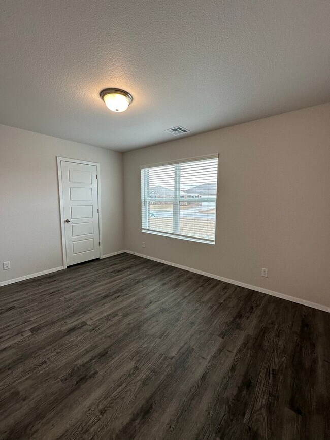 Building Photo - PRELEASING NOW | 3 Bed, 2 Bath Home with Open Layout in East Village