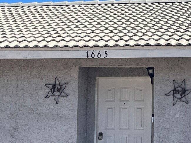 Building Photo - Furnished 3 BR Vacation Rental Includes utilities Near Target Center/Golf/Hwy 95