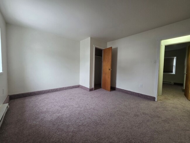 Building Photo - Freshly Renovated 2 Bedroom Townhome!