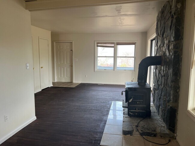 Building Photo - Welcome home!  Sought after Lake of the Woods!