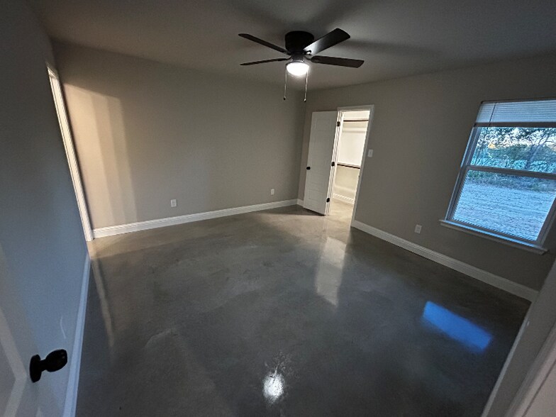 Building Photo - 10028 W Hwy 199