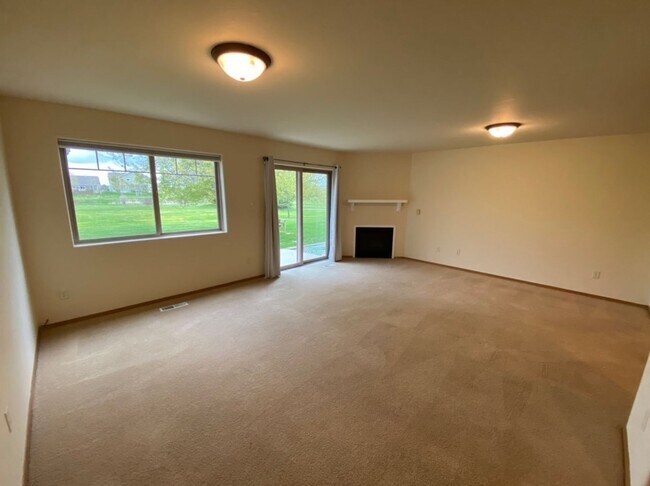 Building Photo - 3 Bed 2.5 Bath Condo that backs to the park!