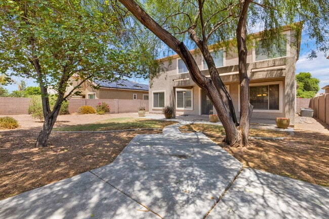Building Photo - 2032 S Sabrina