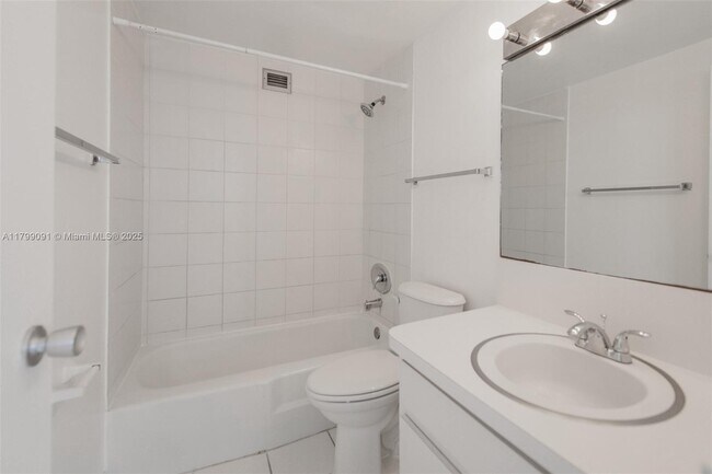 Building Photo - 801 Brickell Bay Dr