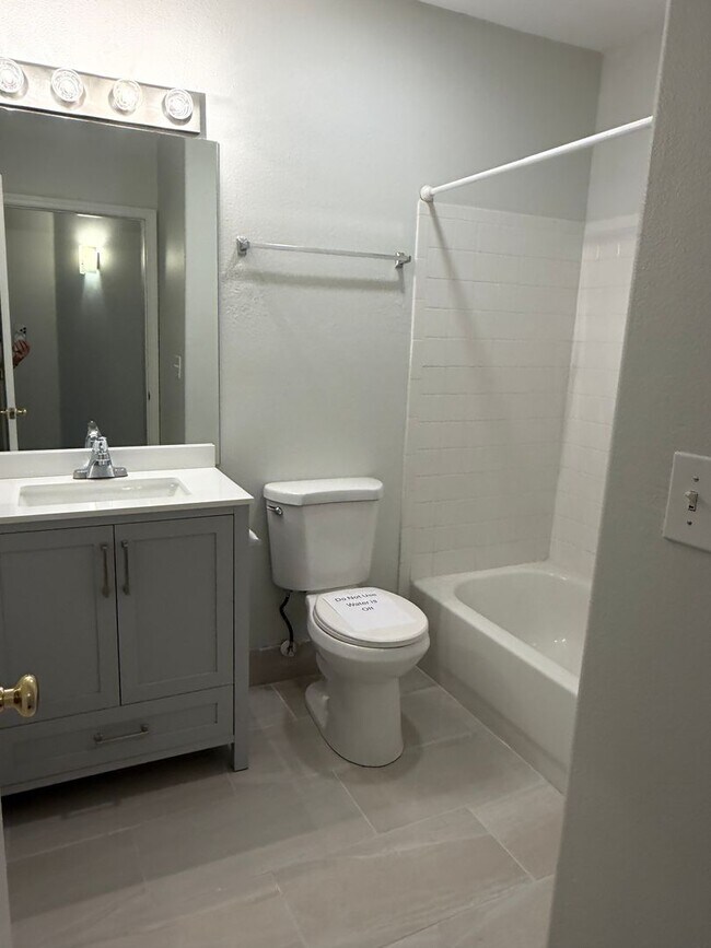 Building Photo - Updated Apartment in Plantation Point
