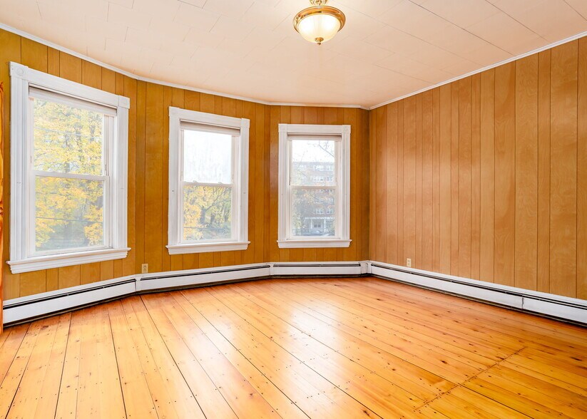 Building Photo - 18 College St