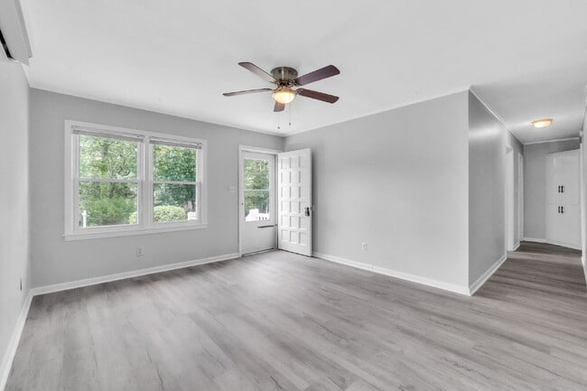 Building Photo - Newly renovated 2 BR / 1 BA Duplex in hear...