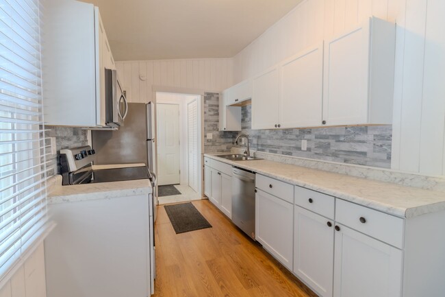 Building Photo - Cute & Cozy 2-Bedroom Home Near Downtown T...