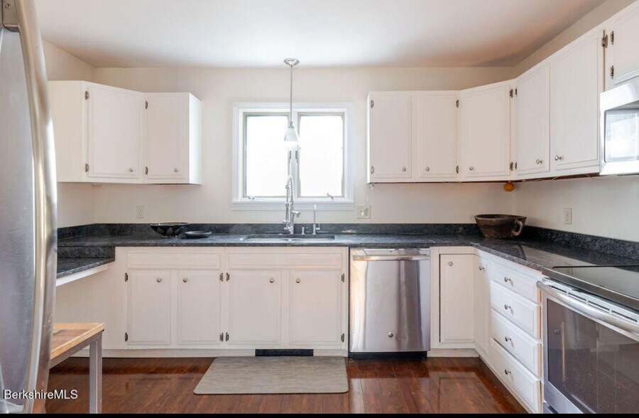 Building Photo - 230 Middle Rd