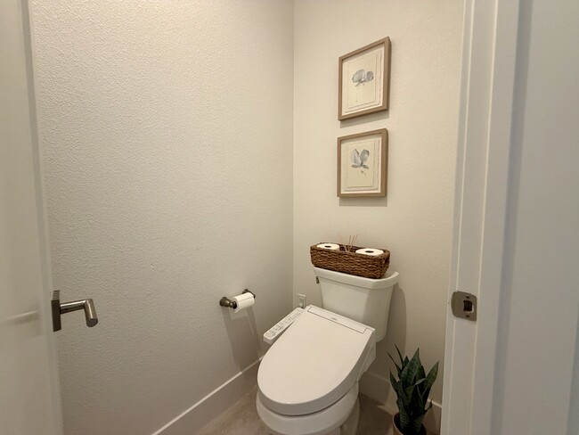 Building Photo - 561 Pilgrim Dr