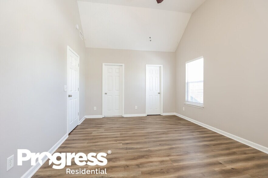 Building Photo - 300 Sarna Dr