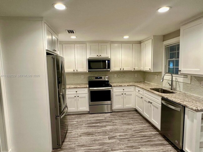 Building Photo - 399 SW Broderick Dr