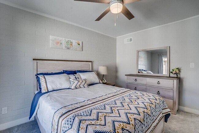 Building Photo - Prime Location - 2-bedroom, 1.5-bath townhome in Central Scottsdale!