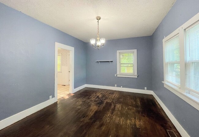 Building Photo - 3 Bed 1.5 Bath