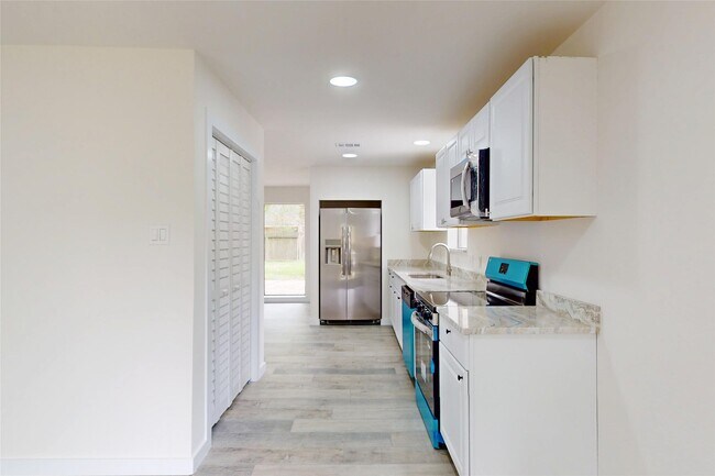 Building Photo - 2218 Poplar Park Dr