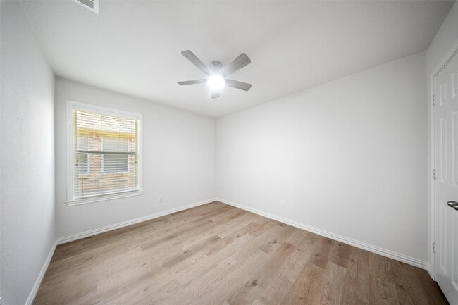 Building Photo - 6000 Meadowglen Dr