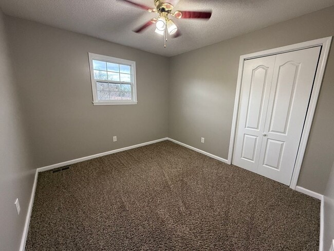 Building Photo - 114 Greenview Dr