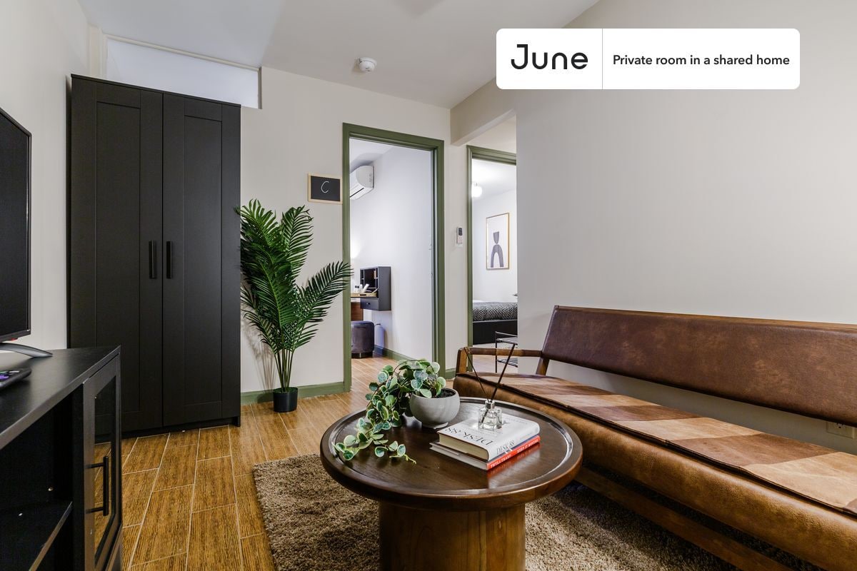 Building Photo - Private bedroom in 3 bed/1 bath Home