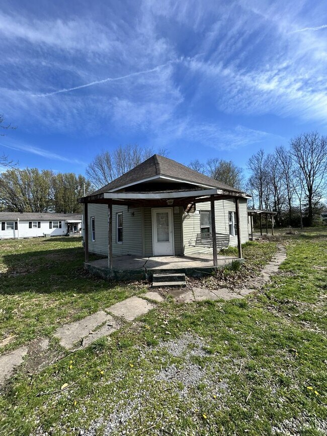 Building Photo - 305 S Sims St