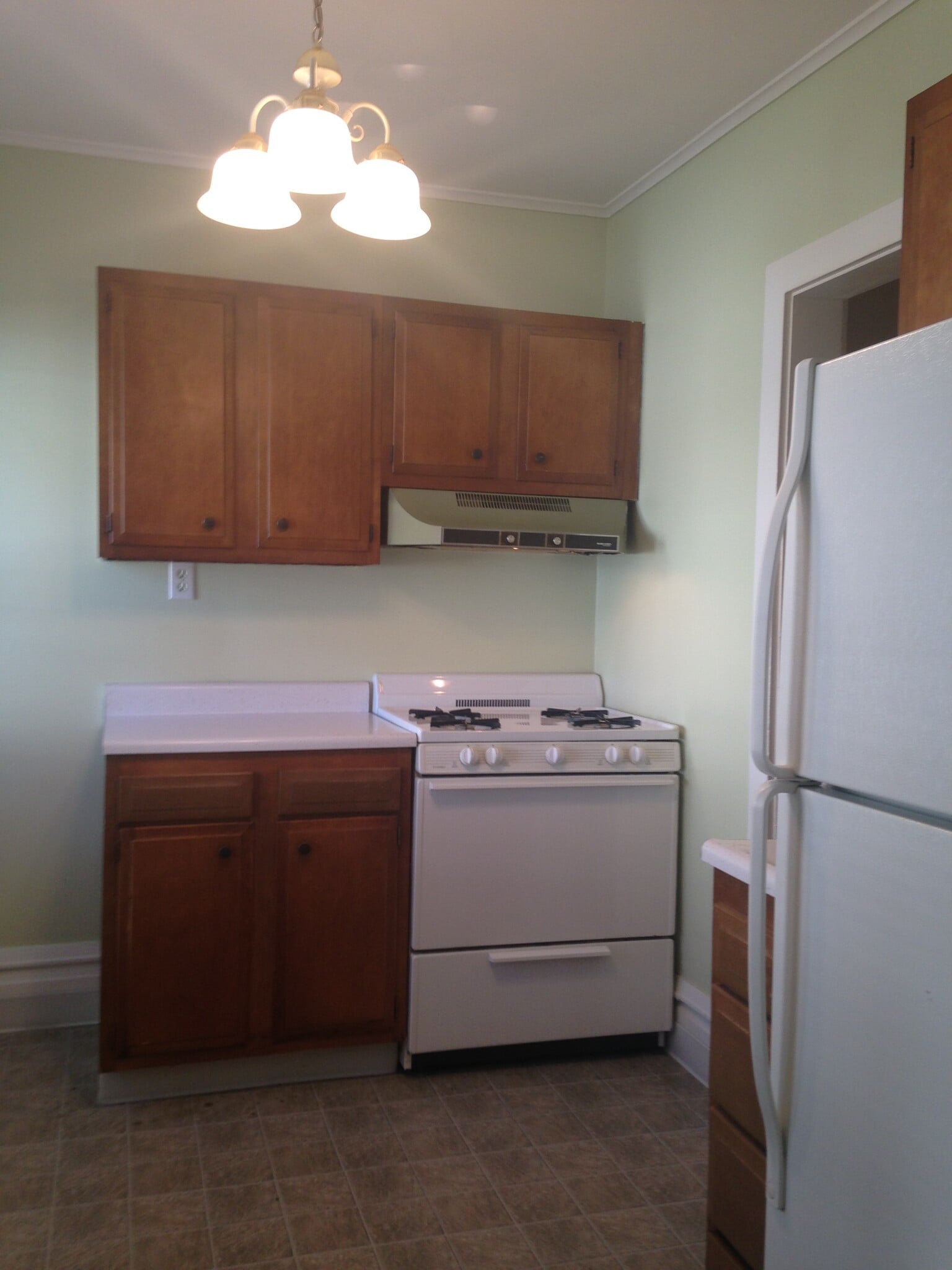 Building Photo - 613 E 8th St