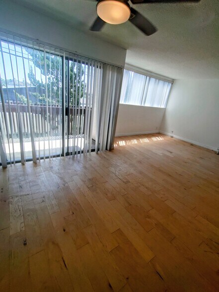 Building Photo - 5950 Canterbury Dr