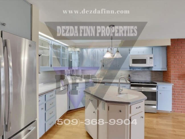 Building Photo - 3,700 sqft of Quiet Luxury & Stunning Views