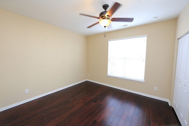 Building Photo - Beautifully Maintained End Unit Townhome i...