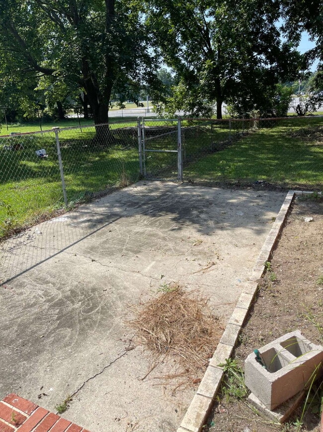 Building Photo - SPACIOUS BRICK RANCH in GOLDSBORO! 4 BR, 2 BA - FENCED-IN YARD *Convenient to SJAFB*