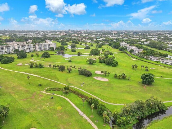Building Photo - 3150 N Palm Aire Dr