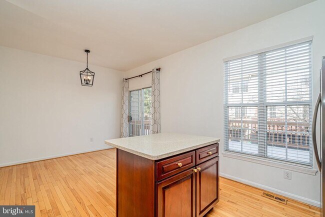 Building Photo - 2507 James Maury Dr