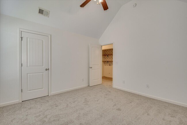 Building Photo - 476 Lory Ln