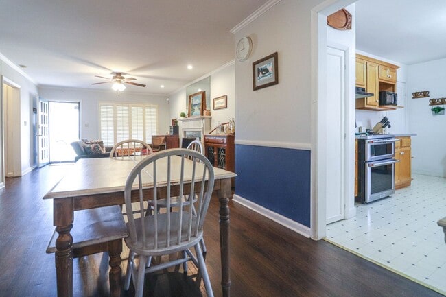 Building Photo - Nice Midtown Bungalow