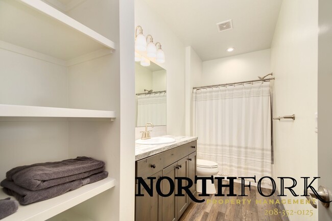 Building Photo - Fully Furnished North End Apartment - Avai...