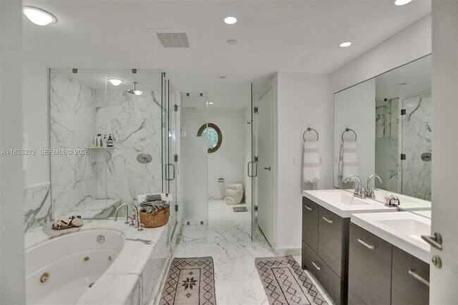 Building Photo - 2627 S Bayshore Dr