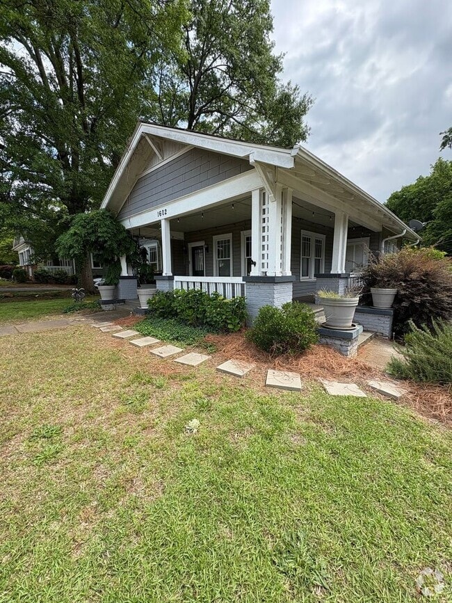 Building Photo - 3 Bedroom 1.5 bathroom home on East North ...