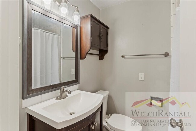 Building Photo - Your Modern, Spacious Retreat Close to Dow...