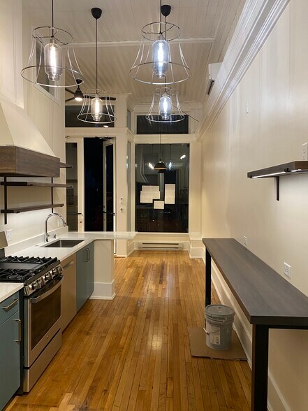 Kitchen and serving counter - 1728 N Franklin Pl