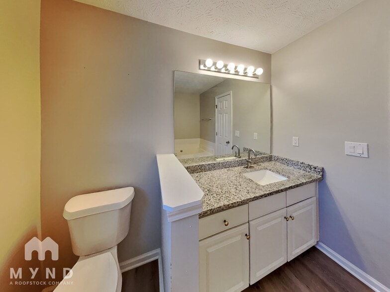 Building Photo - 723 River Valley Dr